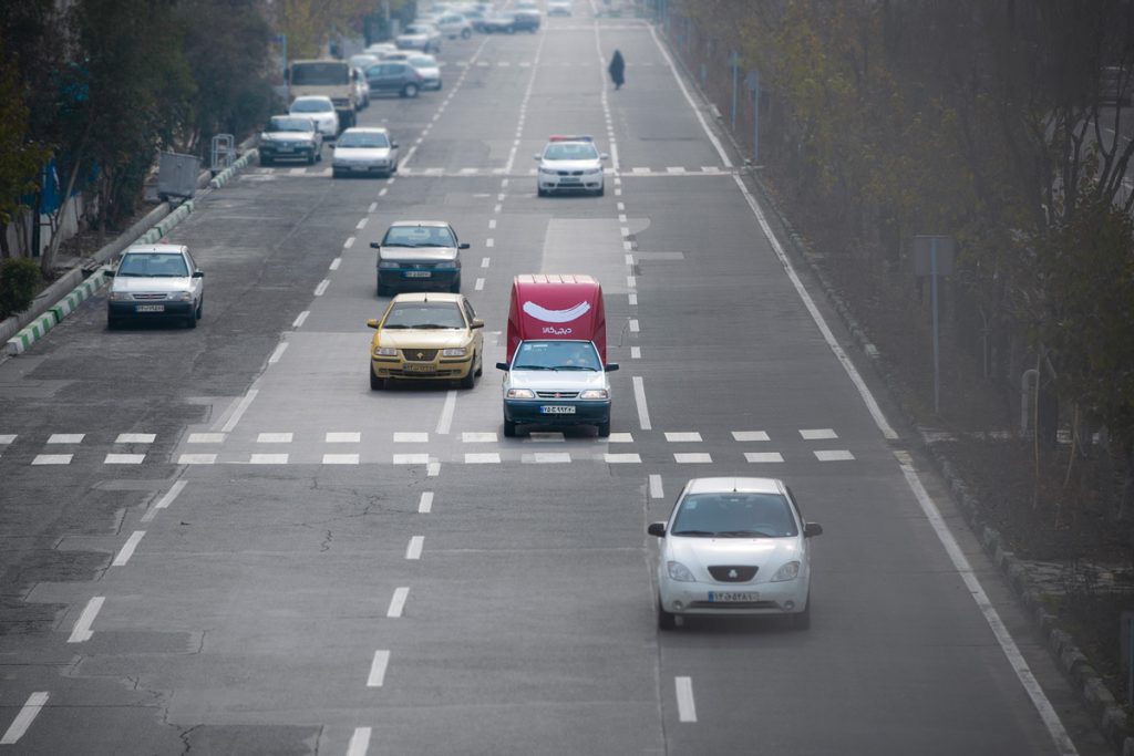 ماشین ارسال و تحویل دیجی‌کالا در خیابان